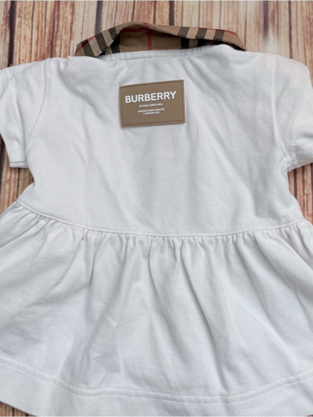 Burberry White Baby Dress with Iconic Beige Check Accents - Picture 4 of 5